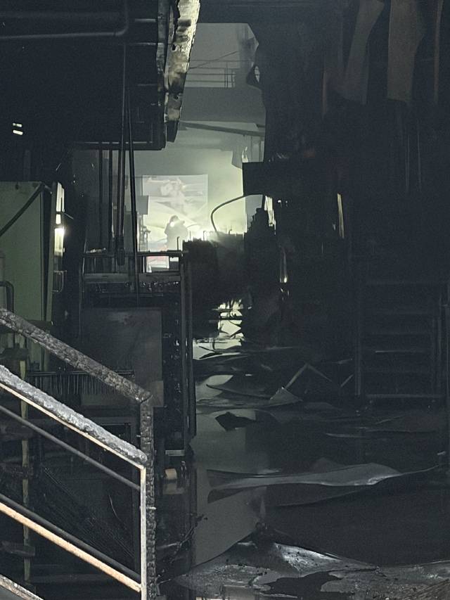 ▲ 20일 오후 7시쯤 대전 대덕구 문평동 화재 현장에서 소방당국이 내부 수색을 벌이고 있다./이용주기자