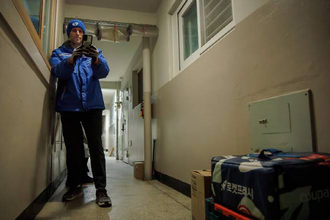 로저스 대표가 배송업무를 하고 있는 모습 (사진=쿠팡)