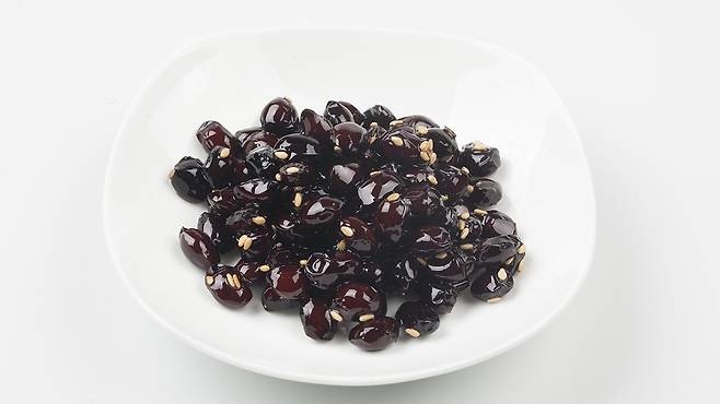 검은콩의 단백질과 식이섬유는 소화 속도를 늦춰 식후 급격한 혈당 상승을 억제한다|출처: 클립아트코리아