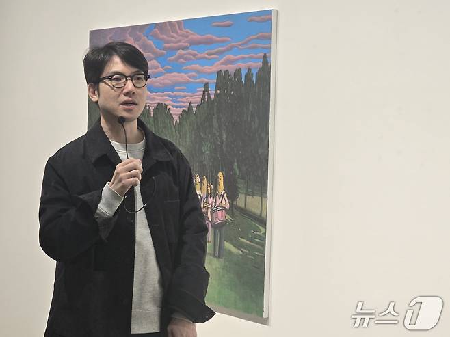 17일 갤러리현대에서 진행된 기자간담회에서 이우성 작가가 전시 작품을 설명하고 있다. ⓒ 뉴스1 김정한 기자