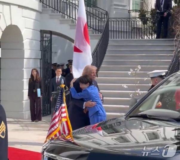 다카이치 사나에 일본 총리가 19일 자신에게 악수하려 다가온 도널드 트럼프 미국 대통령을 껴안고 있다. 2026.3.19 (마고 마틴 백악관 공보관 엑스 캡처)