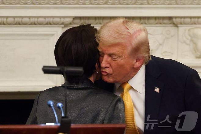 도널드 트럼프 미국 대통령과 다카이치 사나에 일본 총리가 19일(현지시간) 백악관 만찬 직전에 친밀한 인사를 나누고 있다. 2026.3.19 ⓒ 로이터=뉴스1