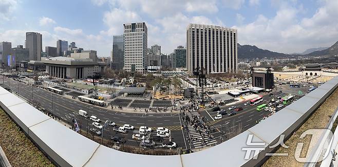 방탄소년단(BTS) 완전체 컴백 공연을 하루 앞둔 20일 서울 광화문광장 공연장이 공연 막바지 준비로 분주한 모습을 보이고 있다. 2026.3.20 ⓒ 뉴스1 박지혜 기자