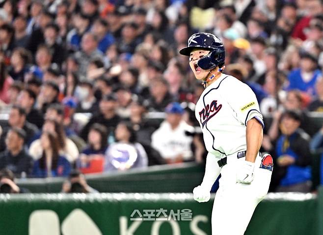 대한민국 야구대표팀의 김도영이 8일 일본 도쿄 도쿄돔에서 열린 2026 월드 베이스볼 클래식(WBC) 조별리그 대만과의 경기 6회말 1사 1루 상황에서 대만의 린웨이언에게 역전 2점 홈런을 친 뒤 기뻐하고 있다. 도쿄(일본) | 박진업 기자 upandup@sportsseoul.com