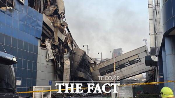 20일 대전시 대덕구 문평동의 한 자동차 부품공장에서 화재가 발생한 가운데 화재 현장의 처참한 모습이 드러나고 있다. /정예준 기자