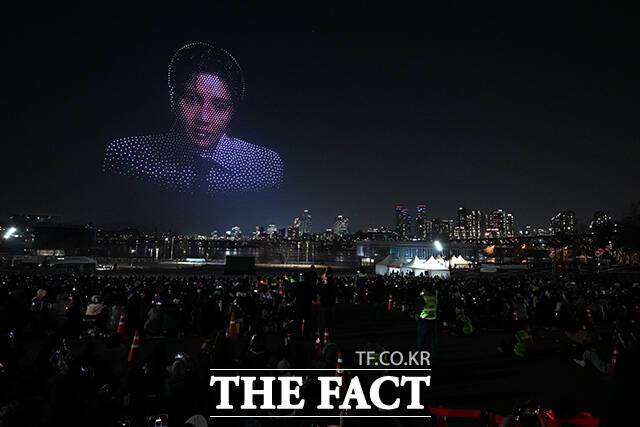 드론으로 보여지는 BTS 멤버 제이홉.