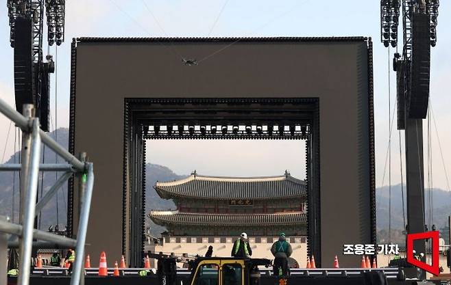 그룹 방탄소년단(BTS) 컴백 공연을 하루 앞둔 20일 서울 종로구 광화문광장은 막바지 공연 준비가 한창 진행되고 있다. 조용준 기자