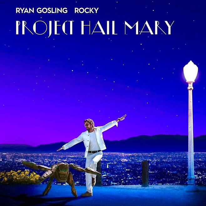 영화 '라라랜드'의 포스터를 단짝 친구 로키와 다시 찍은 라이언 고슬링. '라라랜드' 촬영 때 왼쪽손을 구부린 게 무척이나 후회됐다며, 이번에는 아주 곧게 뻗었습니다. 로키도 무척 신나보이네요. 컴퓨터그래픽으로 그린게 아니라 영화에도 나온 퍼펫을 데리고 촬영했습니다.