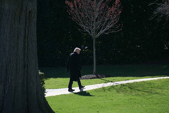 18일(현지 시각) 도어 공군기지에서 열린 미군병사 시신 귀환 행사에 참석한 뒤 델라웨어주에서 워싱턴 D.C.의 백악관으로 돌아오는 도널드 트럼프 미국 대통령이 백악관 오벌 오피스로 향하고 있다. 트럼프 대통령은 지난주 이라크 서부에서 발생한 공중급유기 추락 사고로 숨진 미군 장병 6명의 유해를 조문하기 위해 도어 공군기지를 방문했다./AFP 연합뉴스