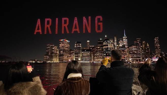 18일 오후 9시(현지 시간) 미국 뉴욕 브루클린 브리지 밤하늘에 수많은 드론들이 ‘ARIRANG’ 문구를 수놓았다. 하이브 레이블스 및 방탄TV 유튜브 화면 캡처