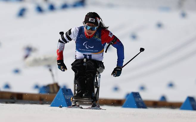 한국 선수 최초로 ‘단일 대회 메달 5개\'를 딴 김윤지가 파라 바이애슬론 여자 스프린트 좌식 경기가 열린 테세로 크로스컨트리 스타디움을 질주하고 있다. 좌식 스키의 프레임이 굴곡진 눈 면의 거친 진동을 선수의 몸으로 직접 전달한다.