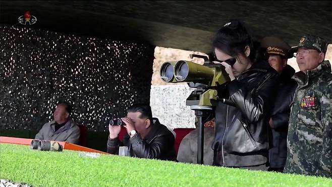 김정은, 딸 주애와 보병·전차 협동공격전술연습 참관 조선중앙TV=연합뉴
