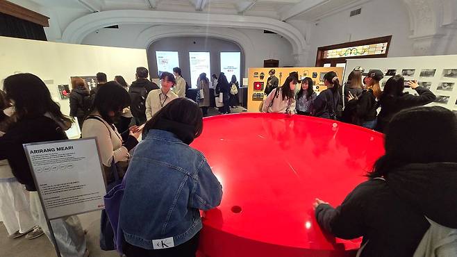 20일 신세계백화점 본점 더 헤리티지에서 열린 BTS팝업에 외국인 관광객을 비롯한 글로벌 K팝 팬들이 모여있다. 노유림 기자