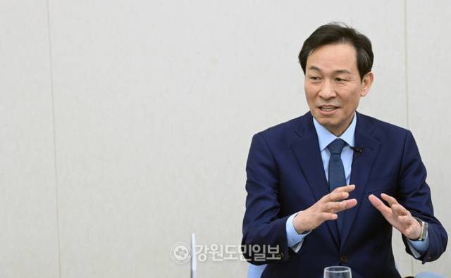 ▲ 우상호 더불어민주당 강원도지사 예비후보가 17일 본사 스튜디오에서 ‘6·3 지방선거 직격인터뷰’를 가졌다. 서영 기자