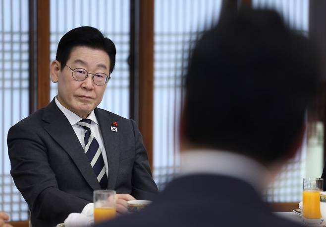 이재명 대통령이 1월16일 청와대 상춘재에서 열린 정당 지도부 초청 오찬에서 천하람 개혁신당 원내대표를 바라보고 있다. (청와대통신사진기자단) 사진=뉴스1