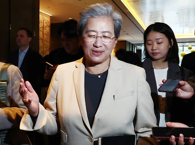 한국을 방문한 리사 수 AMD 최고 경영자가 19일 오전 서울 한 호텔에서 취재진의 질의에 답변하고 있다. 뉴스1