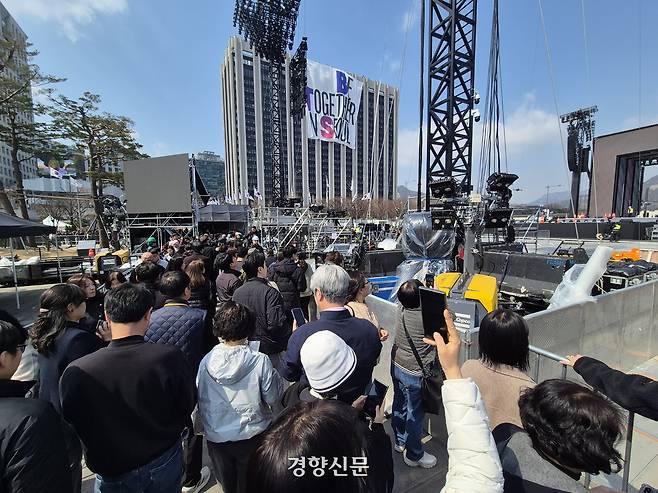 방탄소년단(BTS) 컴백 공연을 하루 앞둔 20일 서울 종로구 광화문광장 일대가 몰려든 인파로 혼잡한 모습이다. 김태욱 기자