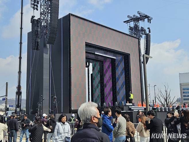20일 오전 서울 종로구 광화문광장에 방탄소년단(BTS) 컴백 공연 무대가 설치돼 있다. 서지영 기자