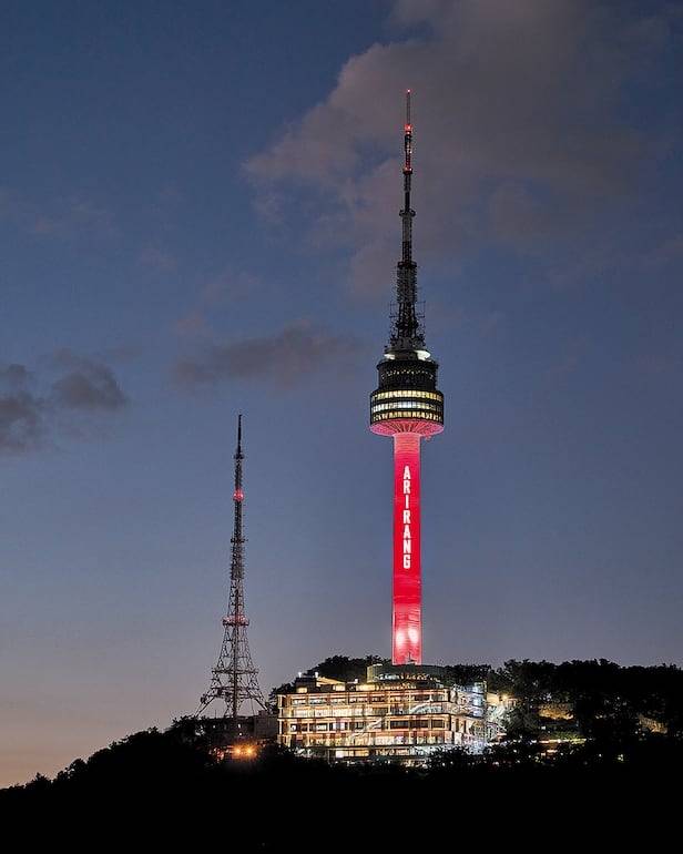 BTS 새 앨범 제목인 ‘ARIIRANG’이 새겨진 남산타워의 모습. <빅히트뮤직>