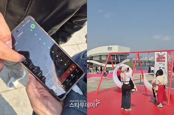 글로벌 팬 나틸라 씨와 쥬디 씨가 신보 최애곡을 손으로 가리키고 있다(왼쪽). 체험 부스를 이용하고 있는 팬들. 사진ㅣ지승훈 기자