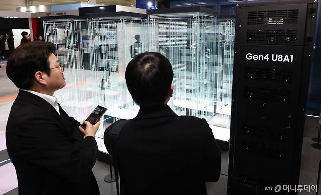 (서울=뉴스1) 최지환 기자 = 11일 서울 코엑스에서 열린 인터배터리 2026에서 삼성SDI 부스를 둘러보고 있다. 올해로 14회를 맞이하는 국내 최대 규모 배터리 전시회 인터배터리 2026은 오는 13일까지 3일간 개최된다. 2026.3.11/뉴스1 Copyright (C) 뉴스1. All rights reserved. 무단 전재 및 재배포, AI학습 이용 금지. /사진=(서울=뉴스1) 최지환 기자