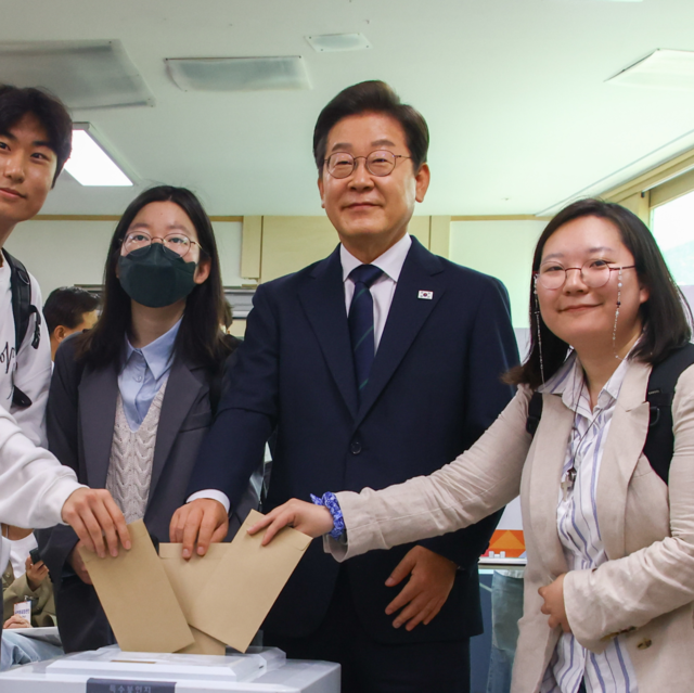 이재명 더불어민주당 후보가 29일 서울 서대문구 신촌동 주민센터 투표소에서 청년들과 함께 제 21대 대통령선거 사전투표를 하고 있다. 곽성호 기자