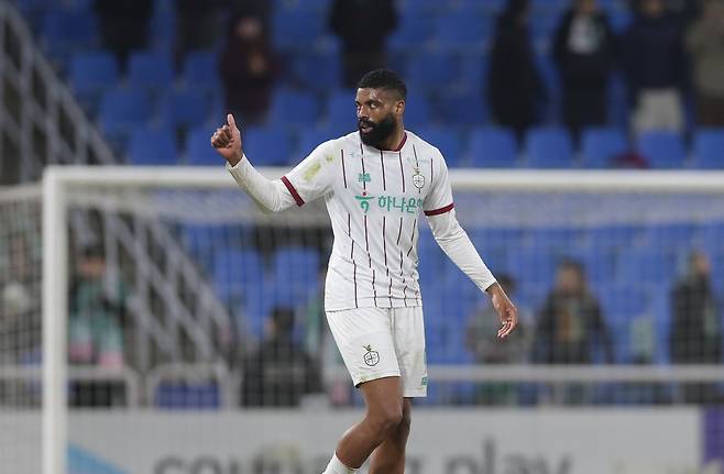 프로축구 K리그를 총괄하는 한국프로축구연맹(K LEAGUE)은 대전하나시티즌 디오고가 하나은행 K리그1 2026 4라운드 최우수선수(MVP)로 선정됐다고 20일 밝혔다. 디오고는 18일 인천축구전용경기장에서 열린 인천 유나이티드와의 원정 경기에서 1골 1도움을 기록하며 팀의 3-1 승리를 이끌었다. 한국프로축구연맹 제공