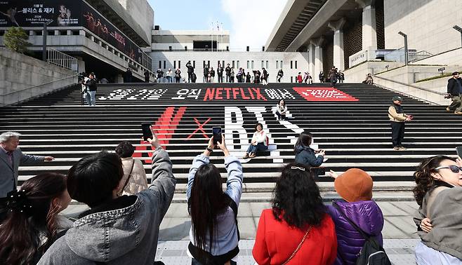 그룹 방탄소년단(BTS)의 컴백 공연을 하루 앞둔 20일 서울 종로구 광화문광장 행사장에서 시민과 팬들이 기념사진을 촬영하고 있다. 연합뉴스