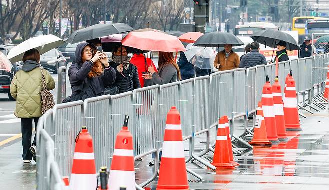 방탄소년단(BTS)의 광화문 컴백 공연을 앞둔 18일 서울 종로구 광화문광장 일대가 통제돼 있다. 정부는 이날 서울 종로구·중구 일대의 테러 경보 단계를 ‘관심’에서 ‘주의’로 한 단계 상향 조정한다고 밝혔다. 유희태 기자