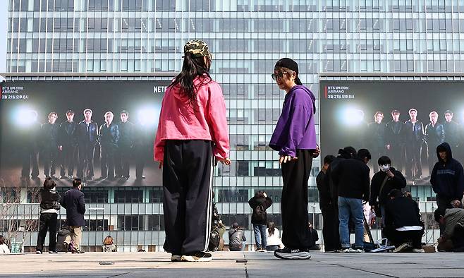 그룹 방탄소년단(BTS)의 컴백 공연을 하루 앞둔 20일 서울 종로구 광화문광장의 한 전광판에 관련 영상이 나오고 있다. 연합뉴스