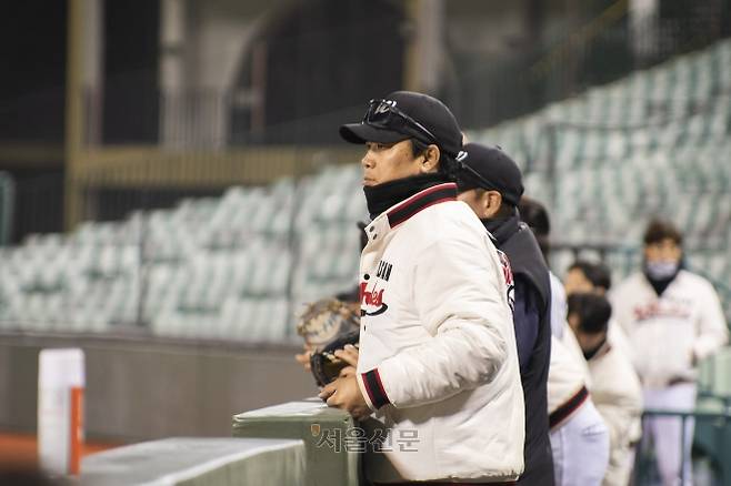 장원진 울산 웨일즈 감독이 지난 17일 울산 문수 야구장 치른 호원대와의 연습경기를 지켜보고 있다.