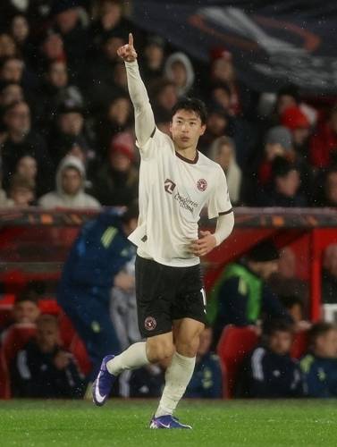 조규성이 13일 노팅엄과의 유로파리그 16강 1차전에서 동료에게 손짓하고 있다. 로이터연합뉴스