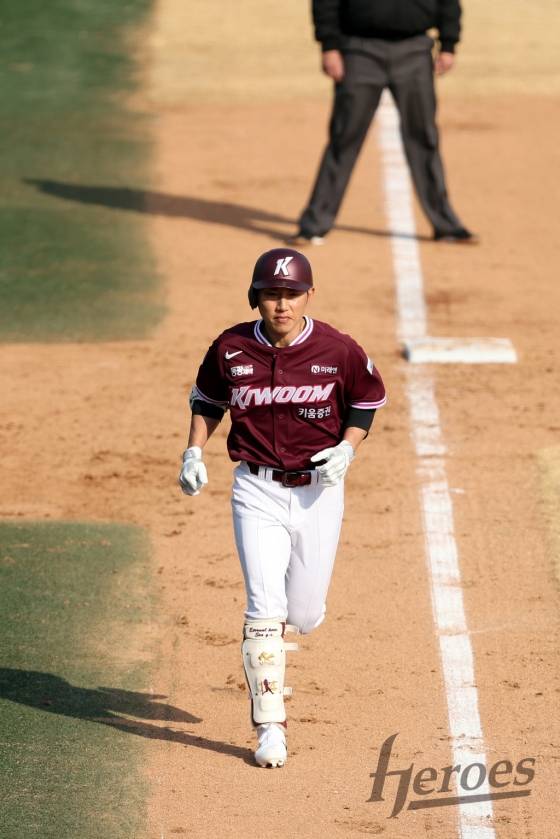 키움 히어로즈 서건창이 12일 이천 베어스파크에서 열린 2026 KBO 시범경기에서 8회 솔로 아치를 그린 뒤 그라운드를 돌고 있다. /사진=키움 히어로즈 제공