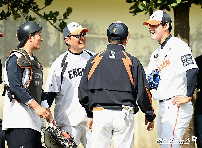 한화 이글스 우완투수 문동주가 0일 대전 한화생명 볼파크에서 열린 2026 신한 SOL KBO리그 KIA 타이거즈와의 시범경기에 선발 등판해 2이닝 4피안타 무사사구 1탈삼진 2실점을 기록했다. 이날 문동주의 최고구속은 149km/h였다. 1회초에는 직구 구속이 138km까지 떨어지기도 했다. 엑스포츠뉴스 DB