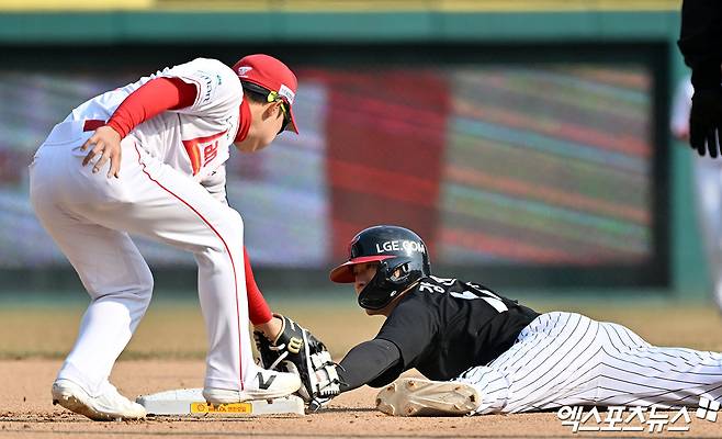 20일 오후 인천SSG랜더스필드에서 열린 '2026 신한 SOL Bank KBO리그' LG 트윈스와 SSG 랜더스의 시범경기, 8회초 1사 1루 LG 강민균이 2루 도루에 성공하고 있다. 인천, 김한준 기자