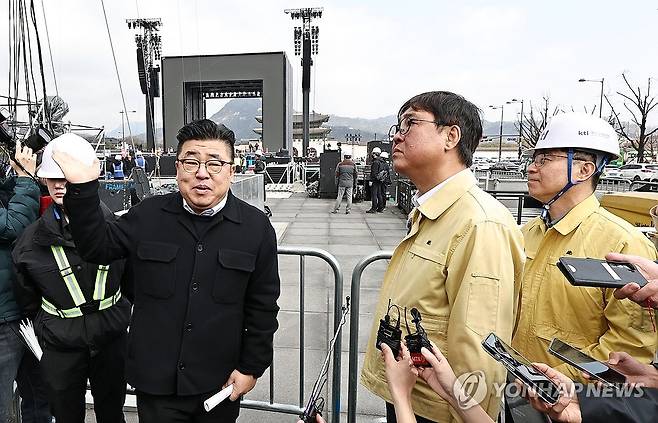 최휘영 장관, BTS 컴백 행사 현장 점검 (서울=연합뉴스) 김인철 기자 = 최휘영 문화체육관광부 장관이 그룹 방탄소년단(BTS)의 컴백 공연을 하루 앞둔 20일 서울 종로구 광화문광장 일대에서 행사장 현장 점검을 하고 있다. 2026.3.20 yatoya@yna.co.kr