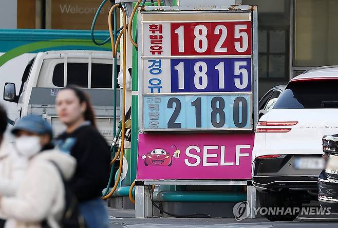 정부, 원유 위기경보 2단계 '주의'로 격상 (서울=연합뉴스) 윤동진 기자 = 이달 19일 서울의 한 주유소.
미국·이란 전쟁이 장기화 조짐을 보이며 석유 수급 위기가 가시화되자 정부는 지난 18일 오후 3시부로 원유에 대한 자원안보 위기경보를 '관심'에서 '주의'로 한 단계 격상했다. 2026.3.19 mon@yna.co.kr