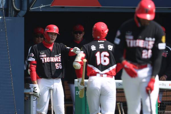 더그아웃에서 윤도현을 맞이하는 선수들(사진=KIA)