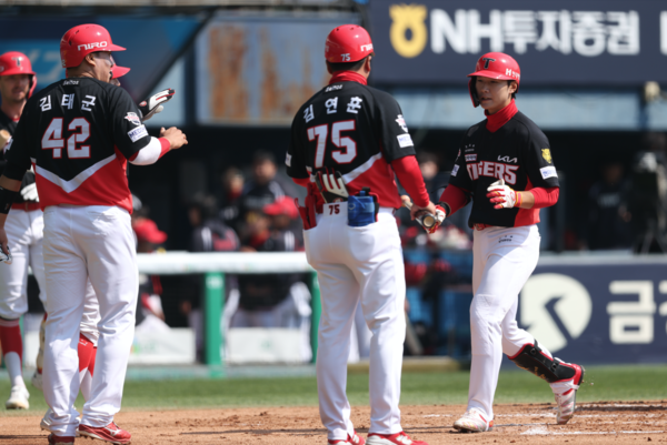 홈을 밟는 정현창(사진=KIA)