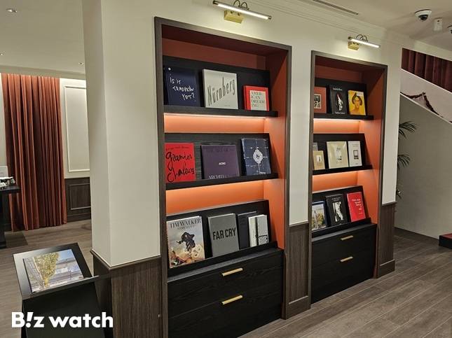 라운지 내부에 전시된 아트 책자들./사진=김준희 기자 kjun@