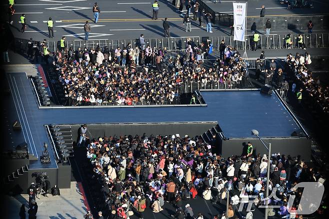 방탄소년단(BTS) 컴백 공연일인 21일 오후 서울 종로구 광화문광장 무대 관객석으로 팬들이 입장을 하고 있다. 2026.3.21 ⓒ 뉴스1 임세영 기자