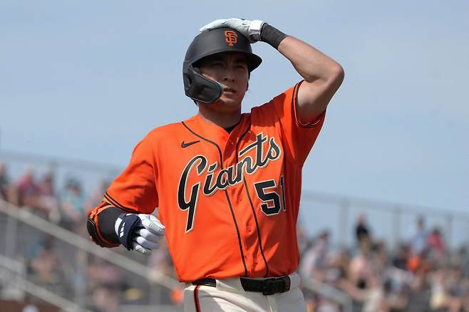 Feb 23, 2026; Scottsdale, Arizona, USA; San Francisco Giants center fielder Jung Hoo Lee (51) runs to first against the Athletics in the second inning at Scottsdale Stadium. Mandatory Credit: Rick Scuteri-Imagn Images연합뉴스