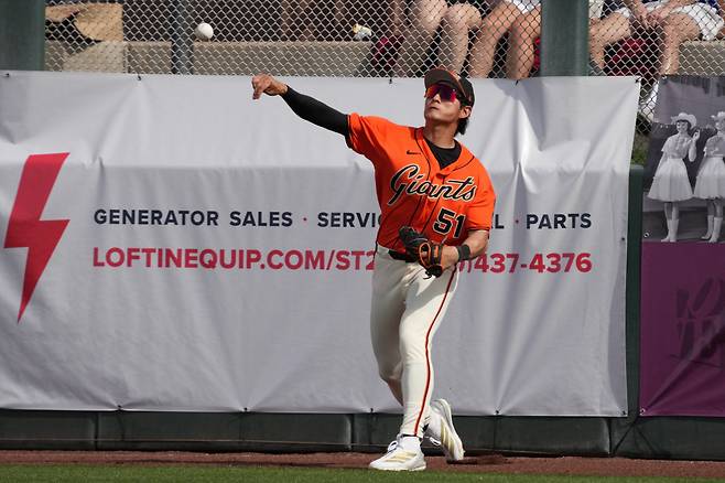 Feb 23, 2026; Scottsdale, Arizona, USA; San Francisco Giants center fielder Jung Hoo Lee (51) throws to the infield against the Athletics in the third inning at Scottsdale Stadium. Mandatory Credit: Rick Scuteri-Imagn Images연합뉴스