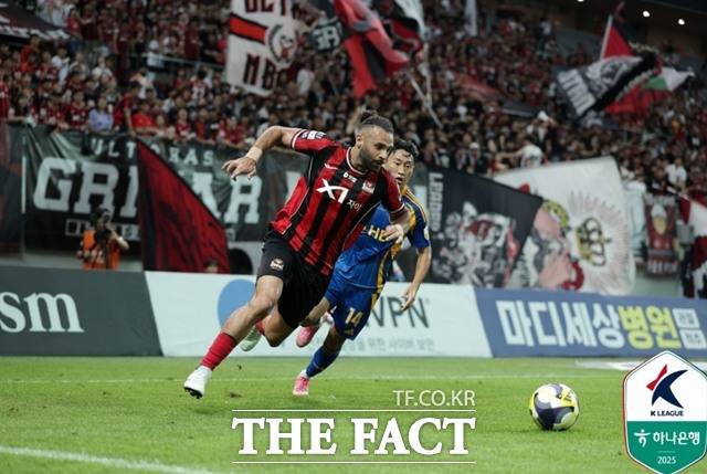'빅 클럽' FC서울과 울산HD가 지난해의 아쉬움을 뒤로 하고 개막 후 3연승을 달리고 있는 가운데 오는 22일 5라운드에서도 연승 행진을 이어갈 것인지 관심을 끌고 있다./K리그