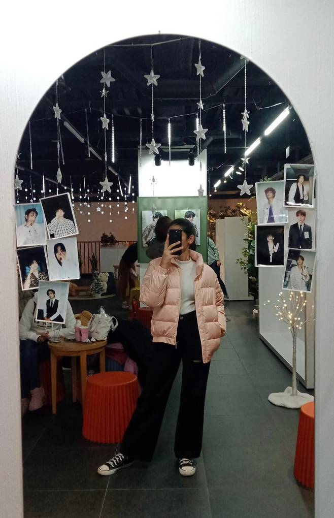 8년차 아미(BTS 팬)인 인도인 프라티바씨가 BTS 멤버 뷔의 생일 카페에서 사진을 찍고 있다. /독자 제공