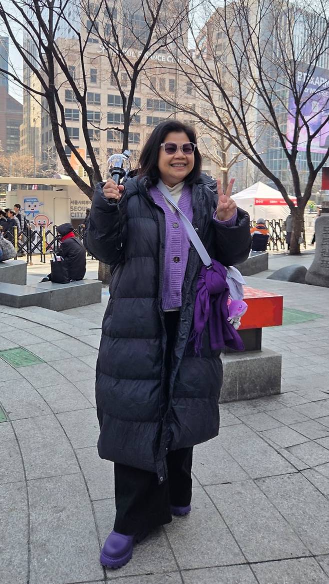 21일 BTS 콘서트를 보러 필리핀에서 온 아미 마리아 서비다이스(53)씨가 포즈를 취하고 있다. 마리아씨는 콘서트를 위해 보라색 부츠, 보라색 가디건 등 보라색 패션을 준비했다. /이민경 기자