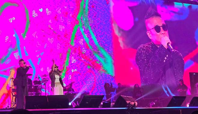 2026년 3월 21일 가수 김건모가 서울 잠실 실내체육관에서 열린 '김건모 라이브 투어' 콘서트에서 열창하고 있다. /유석재 기자