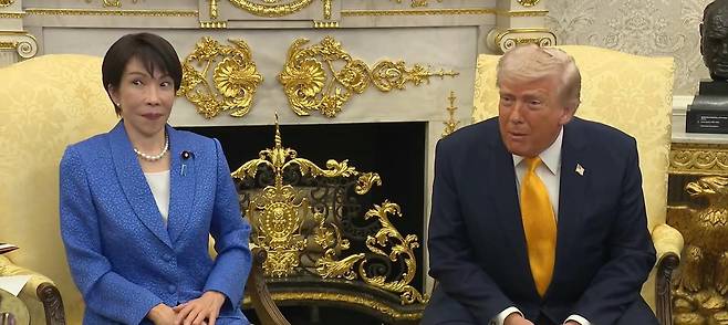 도널드 트럼프 미국 대통령(오른쪽)이 19일(현지 시간) 백악관에서 다카이치 사나에 일본 총리와의 정상회담에서 ‘이란을 공격할 때 왜 동맹에게 알리지 않았냐’는 일본 취재진의 질문에 “왜 진주만에 대해 내게 미리 말하지 않았냐”고 답했다. 1941년 일본의 하와이 진주만 공격을 언급한 것으로, 다카이치 총리가 어색한 표정을 짓고 있다. 사진 출처 백악관 유튜브