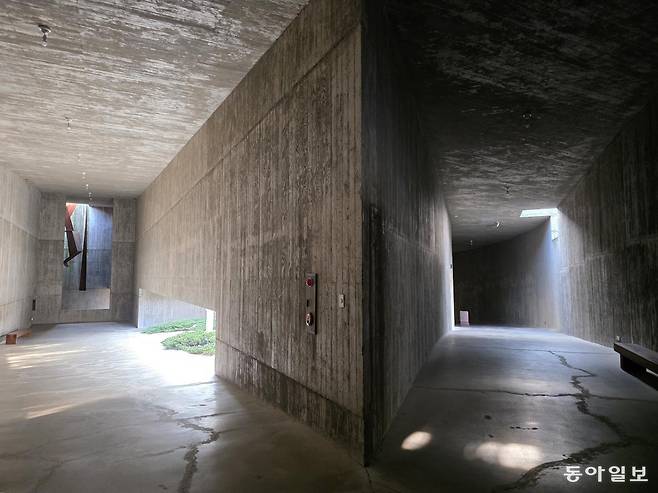 포르투갈 건축 거장 알바로 시자가 설계한 소요헌 입구의 두 갈래 길.