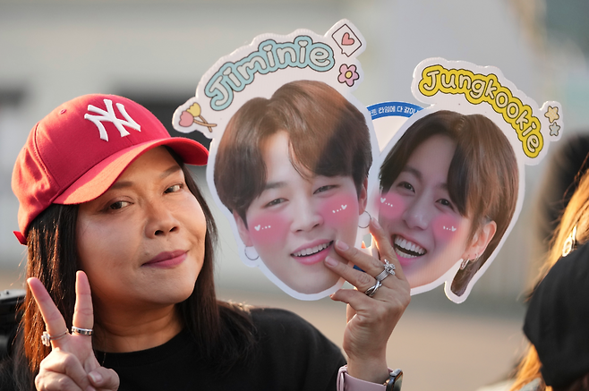 지난해 6월 방탄소년단(BTS) 멤버 지민과 정국의 전역을 기념해 군복무지를 찾은 해외 팬들. 경기 연천=AP 뉴시스